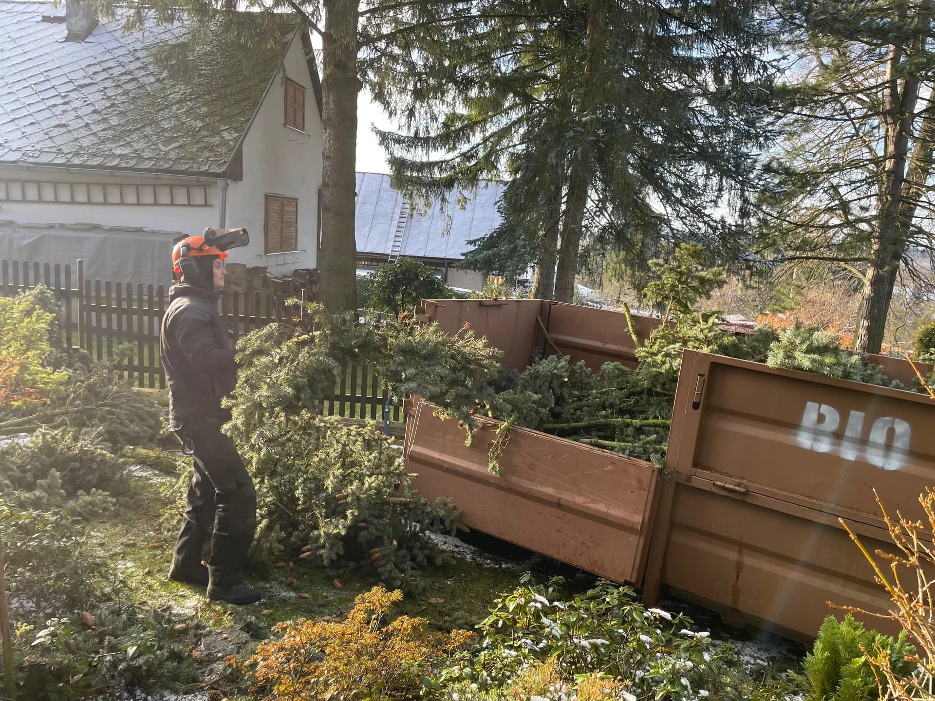 Odvoz větví do bio kontejneru