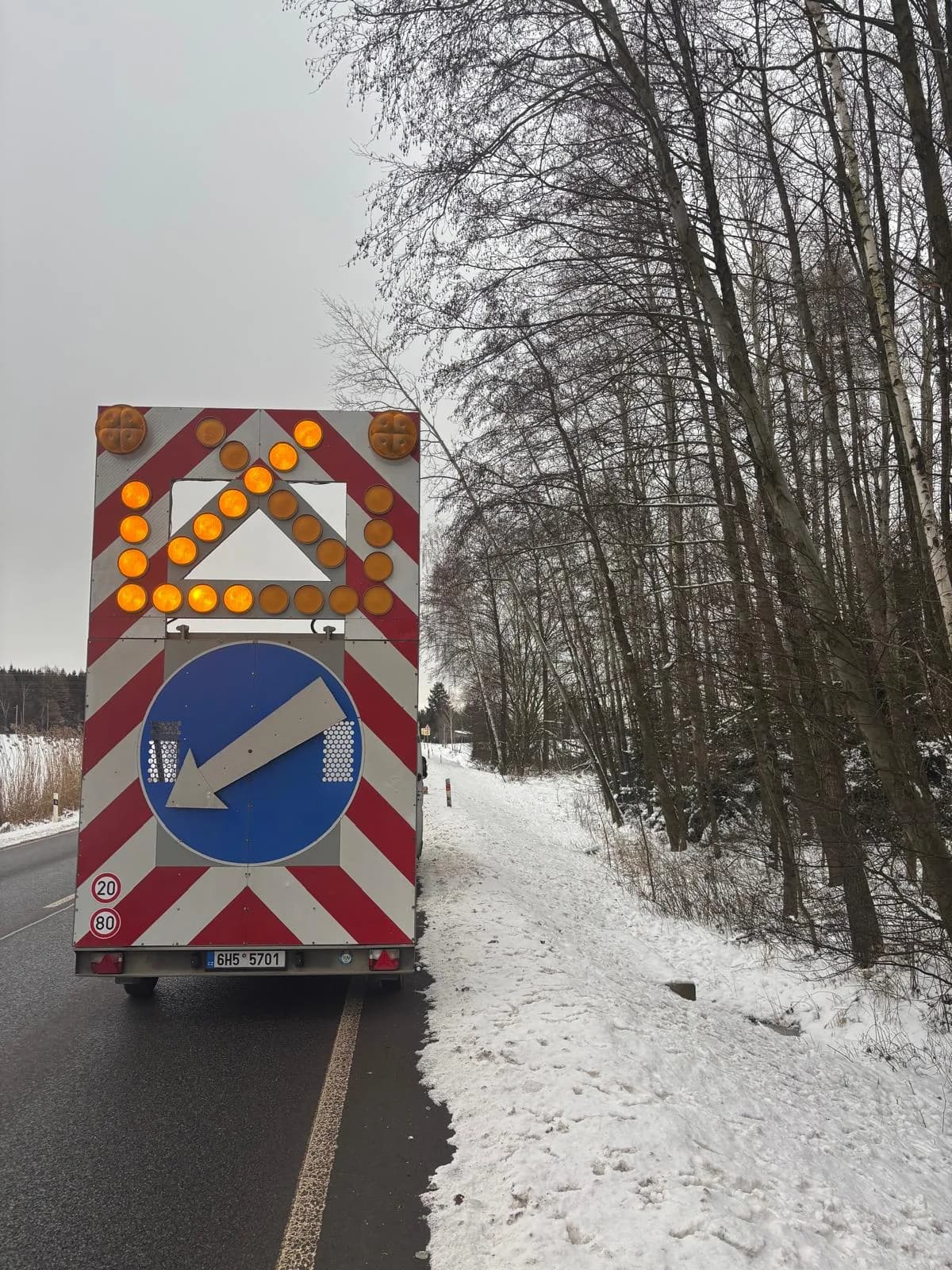 Kácení u silnice – záchranné vozidlo