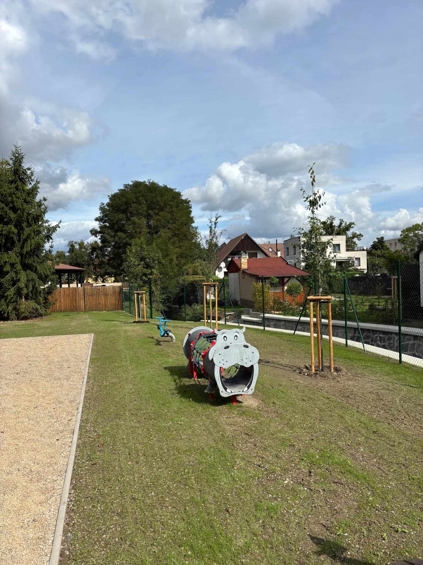 Výsadba stromů u dětského hřiště