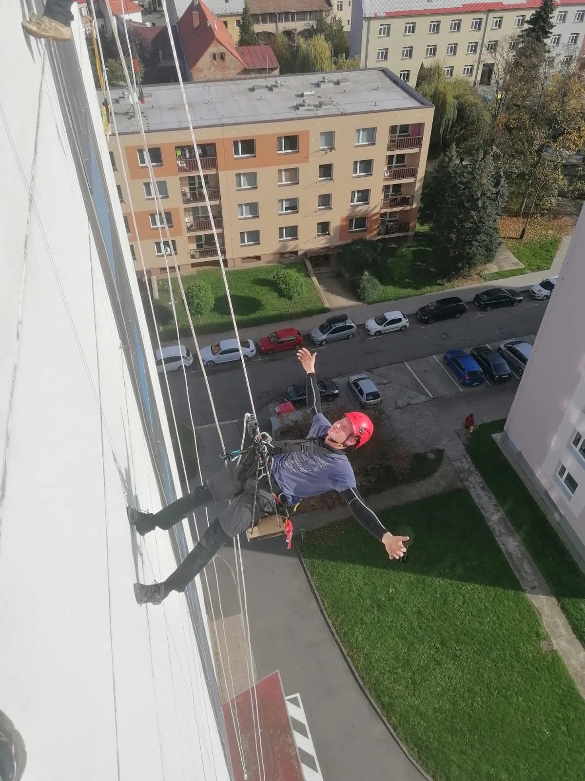 Mytí oken ve výškách pomocí lanové techniky