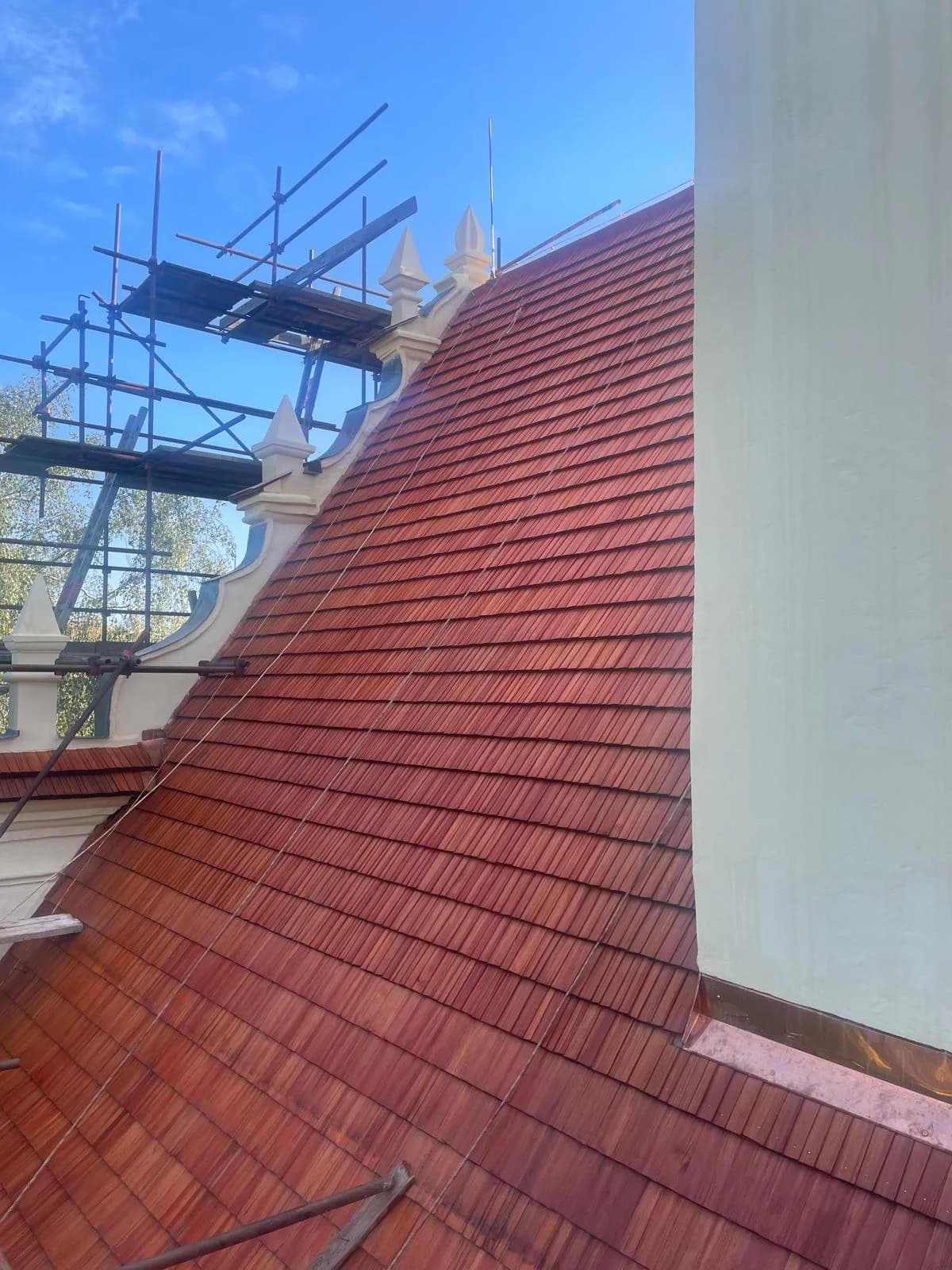 Výškové práce na zdobené střeše budovy