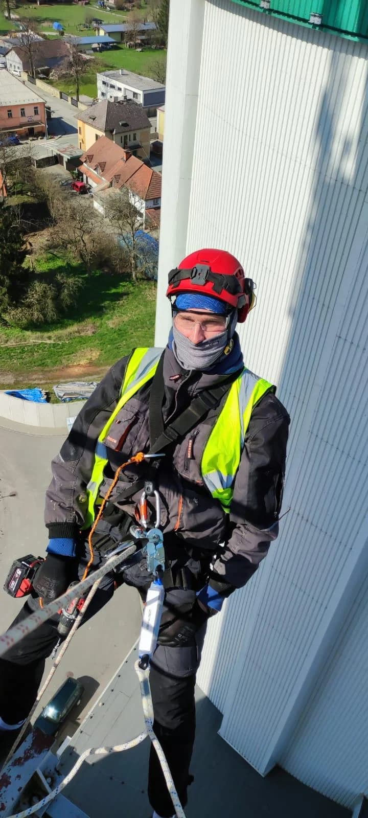 Montáž a demontáž prvků ve výškách – pracovník s lezeckým vybavením