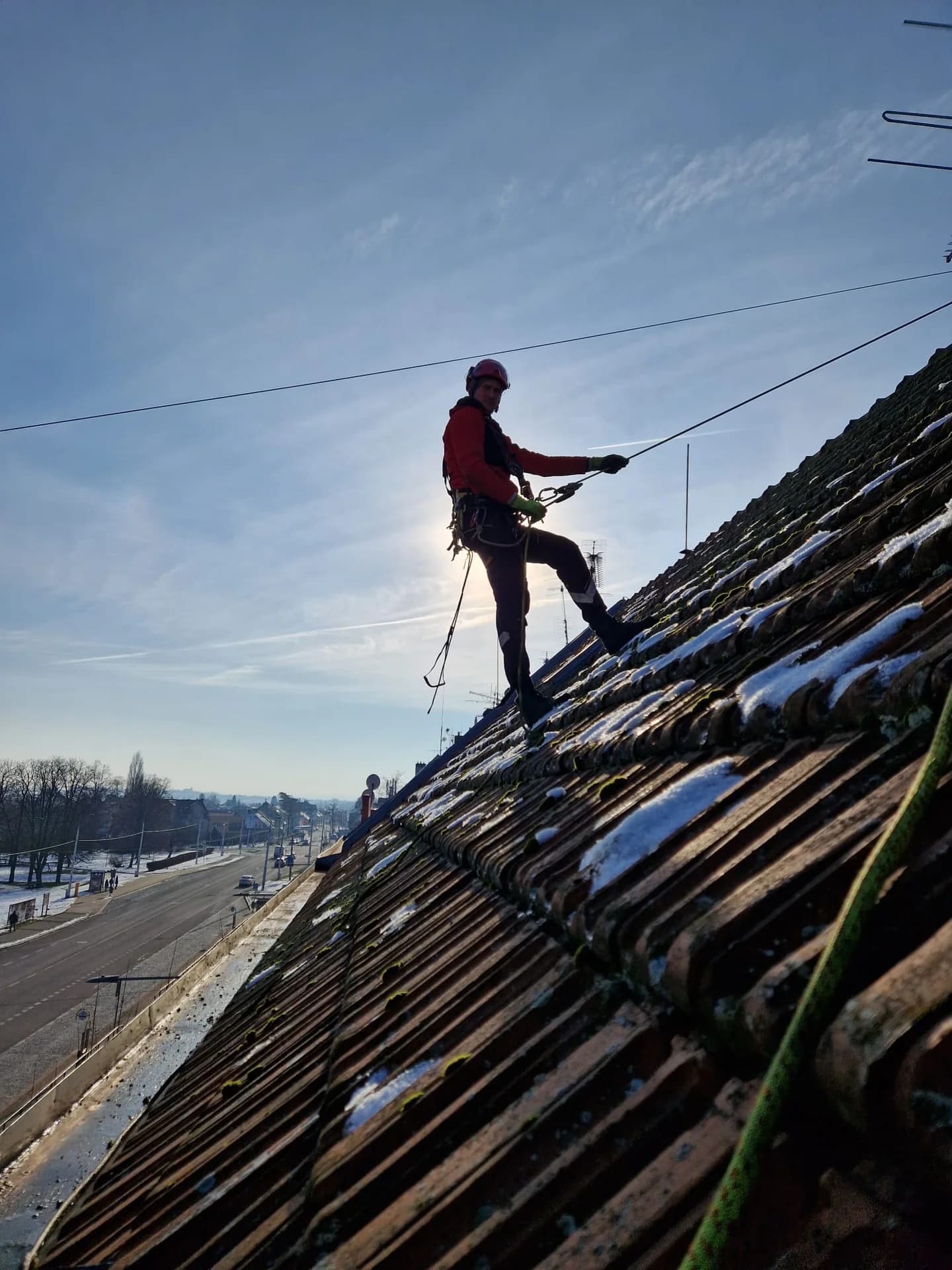 Zimní výškové práce – odstranění sněhu ze střechy
